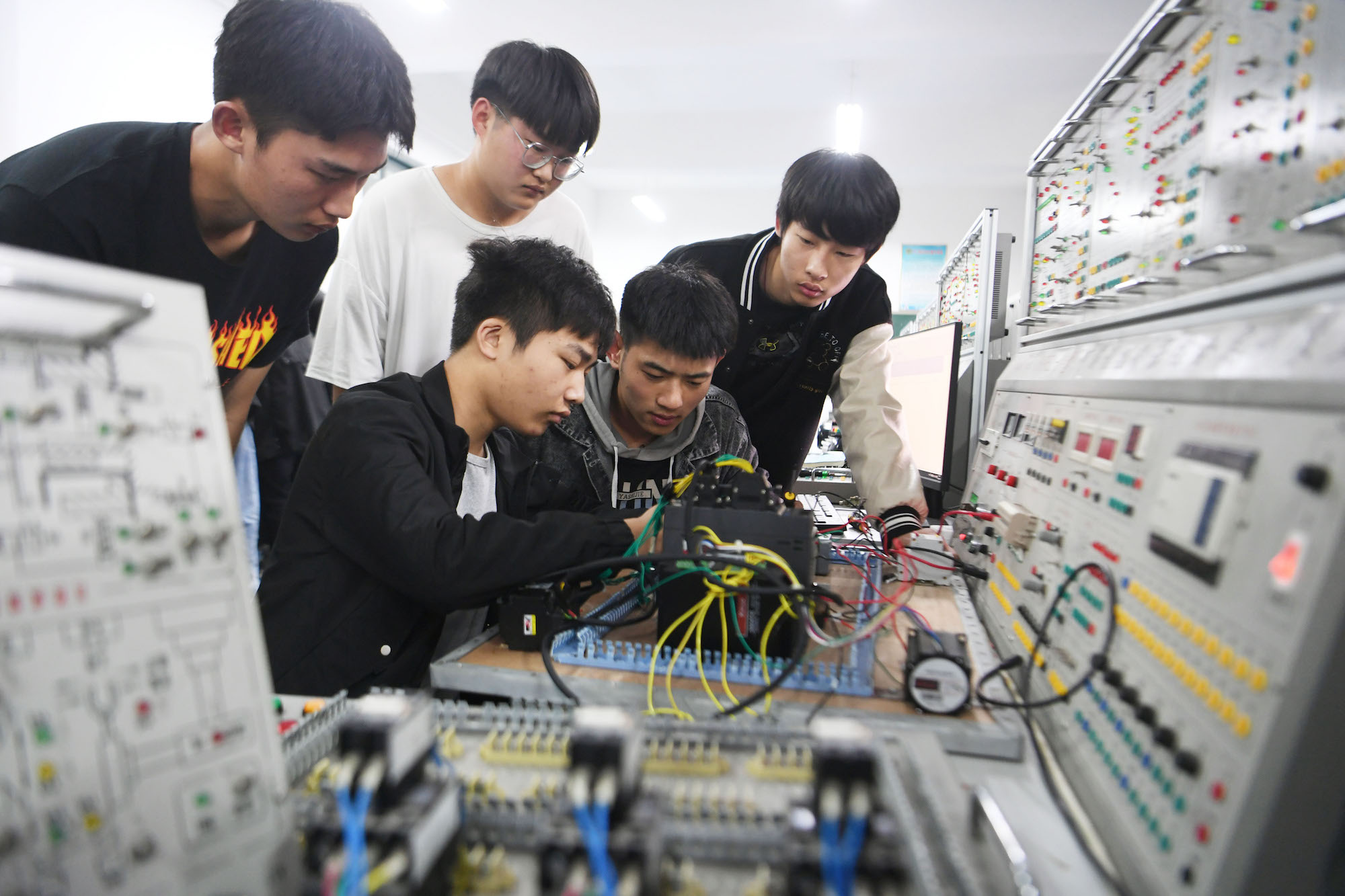 2022年5月11日，安徽省亳州职业技术学院智能工程系机电一体化专业的学生正在上课。