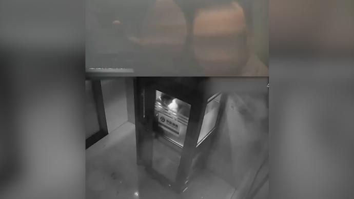 禁毒民警在ATM机隔间勇斗毒贩，现场画面曝光