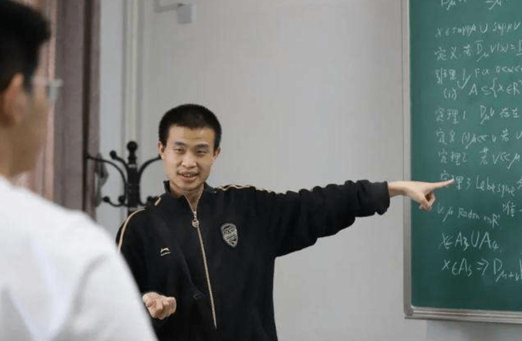 韦东奕在北大课堂上为学生们上课