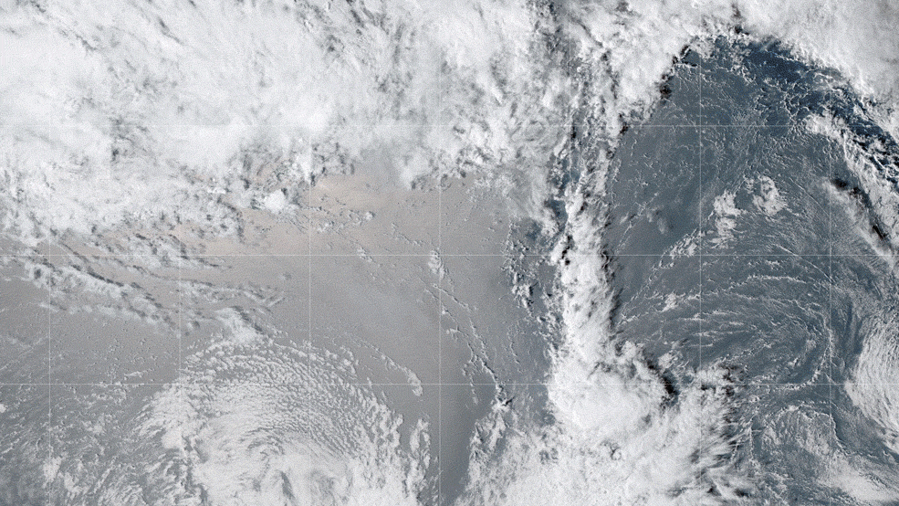 GOES-17卫星捕捉到了汤加火山于2022年1月15日海底爆发时形成的伞形云团，图片来自NASA地球观测站