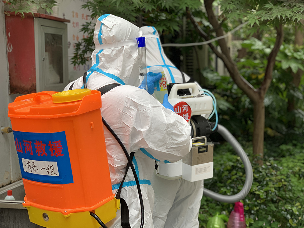 跨越两千多公里的奔赴:他们来自兰州,已为上海消杀两千多万平方米_浦江头条_澎湃新闻-The Paper