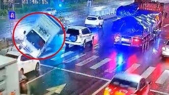 兩貨車“同框”一起闖紅燈，一輛成功通過一輛連撞三車