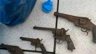 苏州一百年老屋修缮时发现暗格，藏有4把左轮手枪和子弹