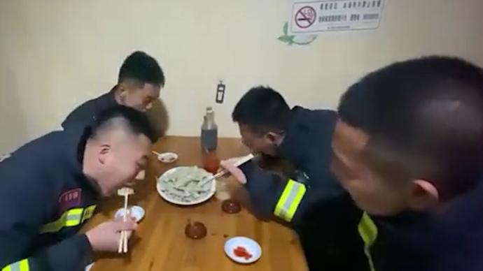 暖!奶奶請深夜出警歸來的消防員吃水餃