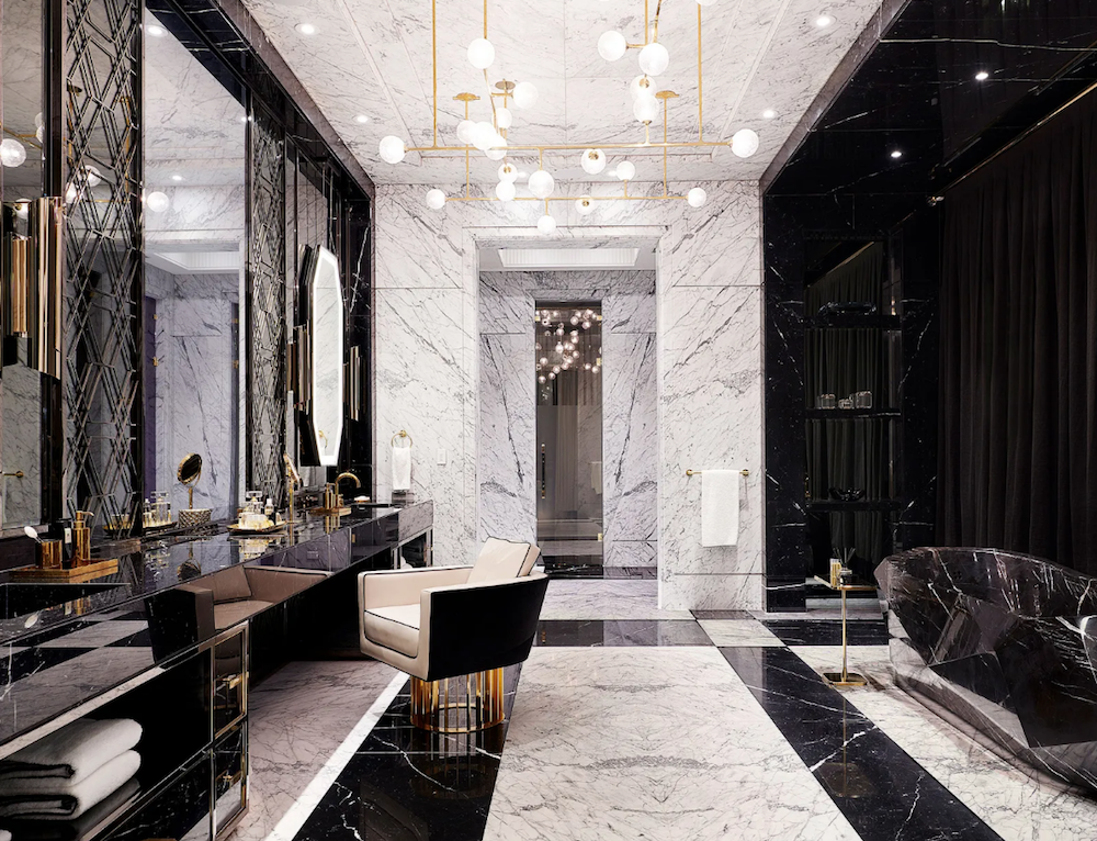 说唱歌手Drake家中的卫浴空间用黑白大理石打造，其中纯黑的大理石浴缸原材料足有4000磅，不过整体看起来有点像KTV的盥洗室。