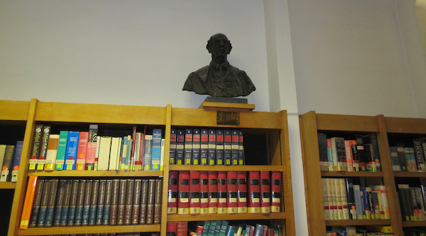 沃尔夫森学院图书馆伯林雕像