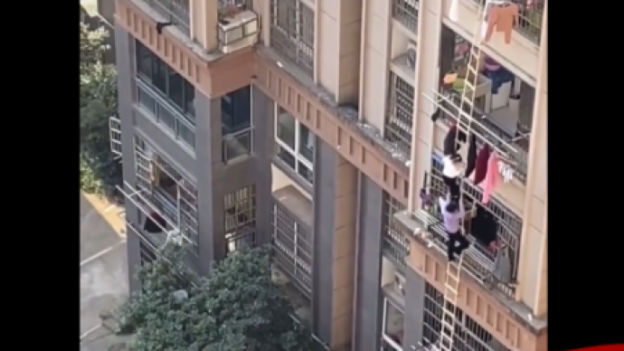 上海人搭六層高的軟梯逃出居民樓？視頻首發者：不確定是上海