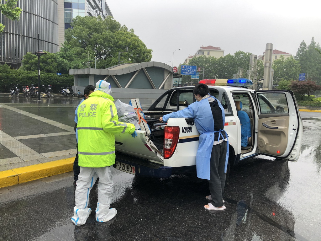 5月13日下午，孙武的自行车被搬上警车，和他一起前往派出所等候安置。