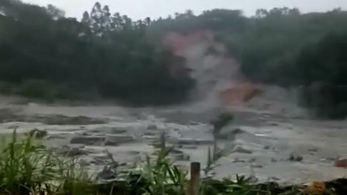 广西岑溪发生一起临时石浆池塌方事件，周边部分农田被淹