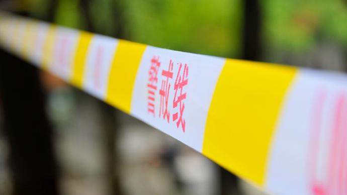 山西临汾曲沃县一学校彩钢遮雨棚倒塌，造成1人遇难9人受伤