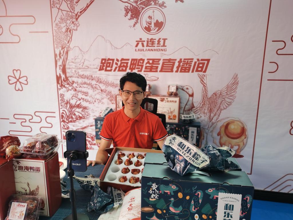六连村食品厂负责人莫泽锦通过网络直播销售咸鸭蛋。 新华社记者赵叶苹摄