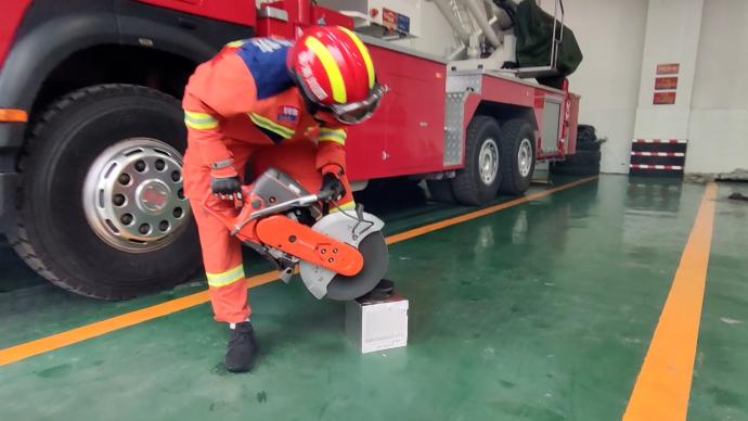 這是什么存錢罐？消防幫女子破拆鐵盒取出兩萬余元