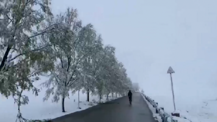 陕西宝鸡多地5月飘雪，景区人员称太白山积雪近10厘米