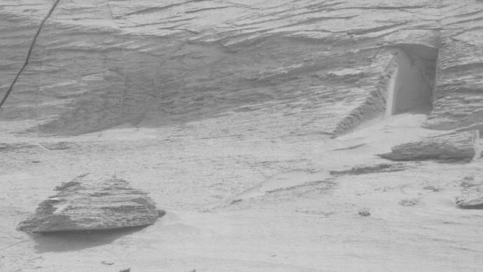 火星上发现“一道门”？NASA好奇号拍到的这张照片引发网友好奇
