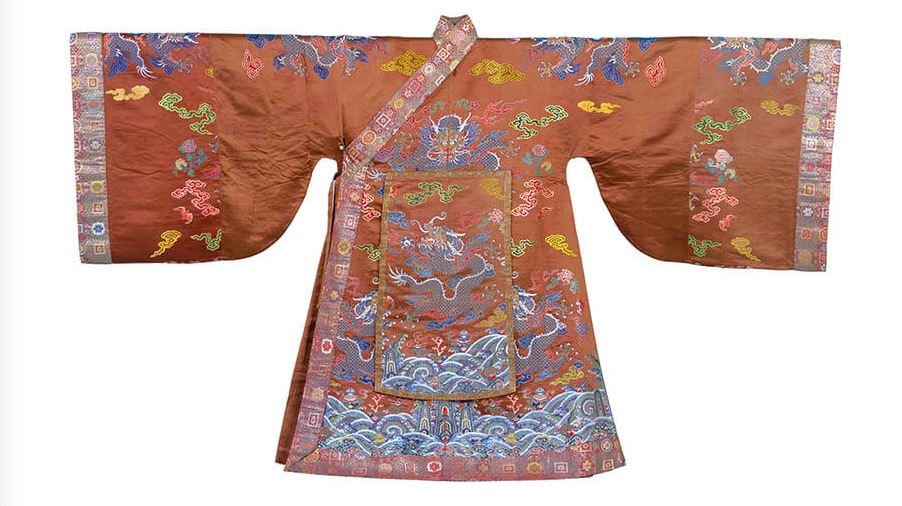 赤地瑞云花纹缎子龙袍，第二尚氏时代（18—19世纪），冲绳那霸市历史博物馆藏，国宝； 国家重要仪式穿着的礼服（冬季上衣），使用了清朝皇帝赐予琉球的锦缎，宽大的袖子保留了明代礼服的传统，垂领则是琉球服装的式样。
