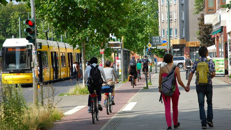 完整街道，把步行者、骑行者、公交车、小汽车等需求一并纳入设计考虑。