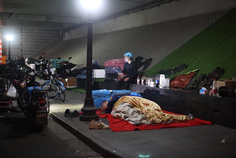 2022年4月19日，上海深夜，骑手在大桥底下休憩睡觉。人民视觉 图