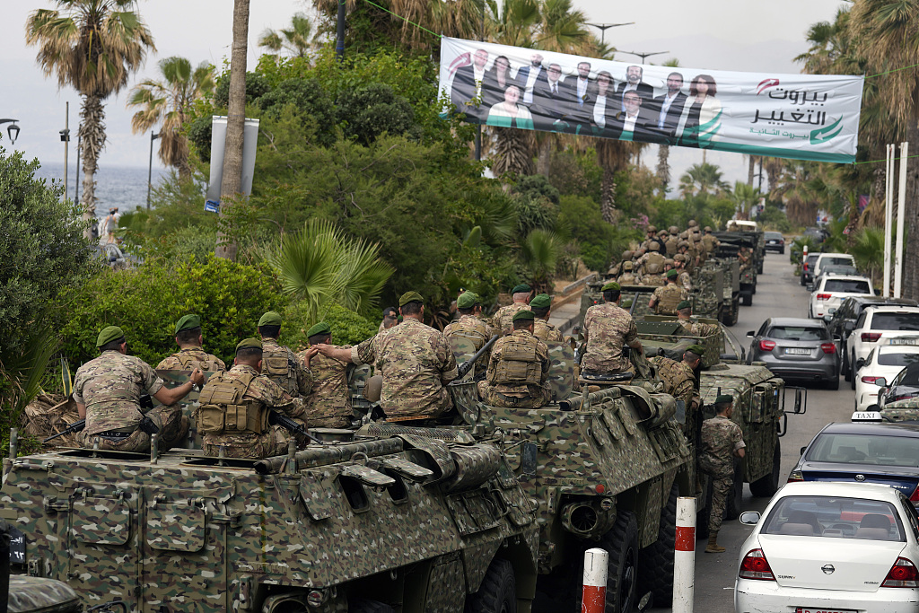 当地时间2022年5月14日，黎巴嫩贝鲁特，当地加强安全措施。黎巴嫩军方发表声明，为保证15日的议会选举顺利进行，黎军当天在全境进行部署。军方呼吁民众配合并遵守安全部队的指引。