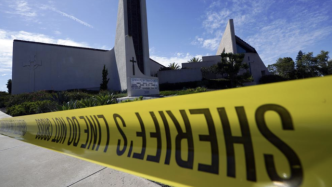 美国加州教堂枪案亚裔嫌犯落网，现场民众扔椅子合力制服凶手