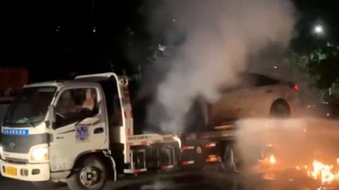 轿车在拖车上起火，司机开进消防队求救