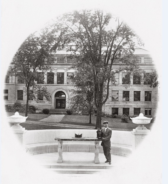 至今留存的赵元任与照相机最早的合影，摄于1911年的康奈尔大学校园。