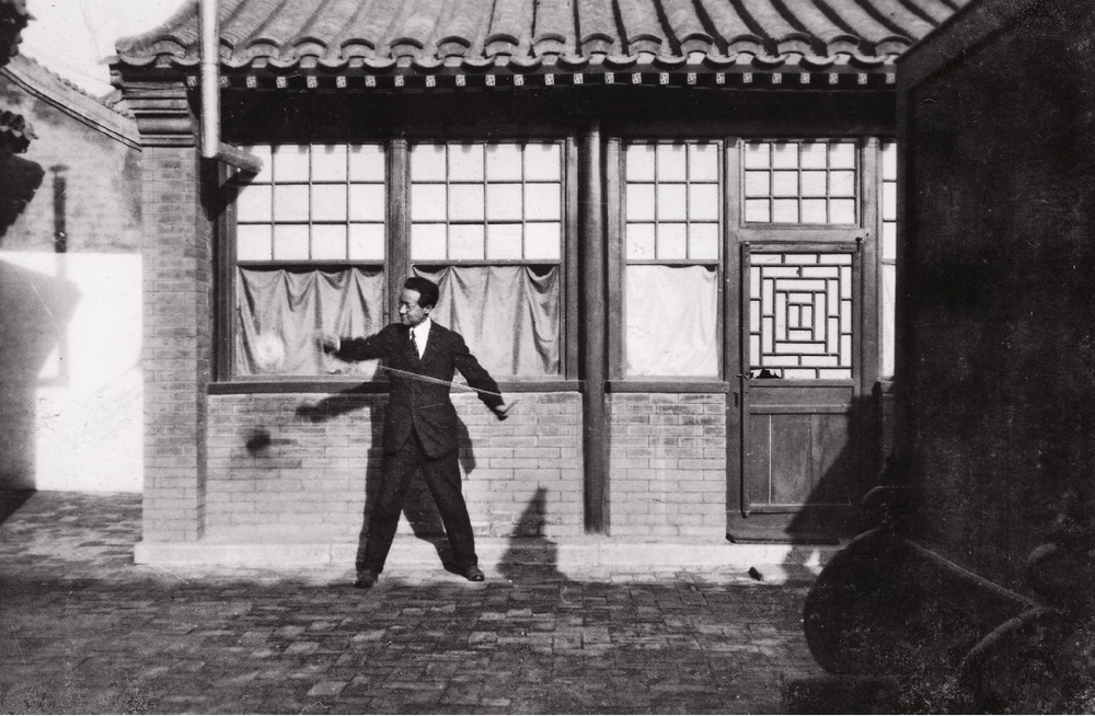 赵元任在罗素居住在北京的院子里抖空竹
