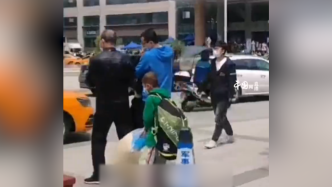 男子搀扶刚出院的老人去打车，小男孩独自扛两大包行李跟随