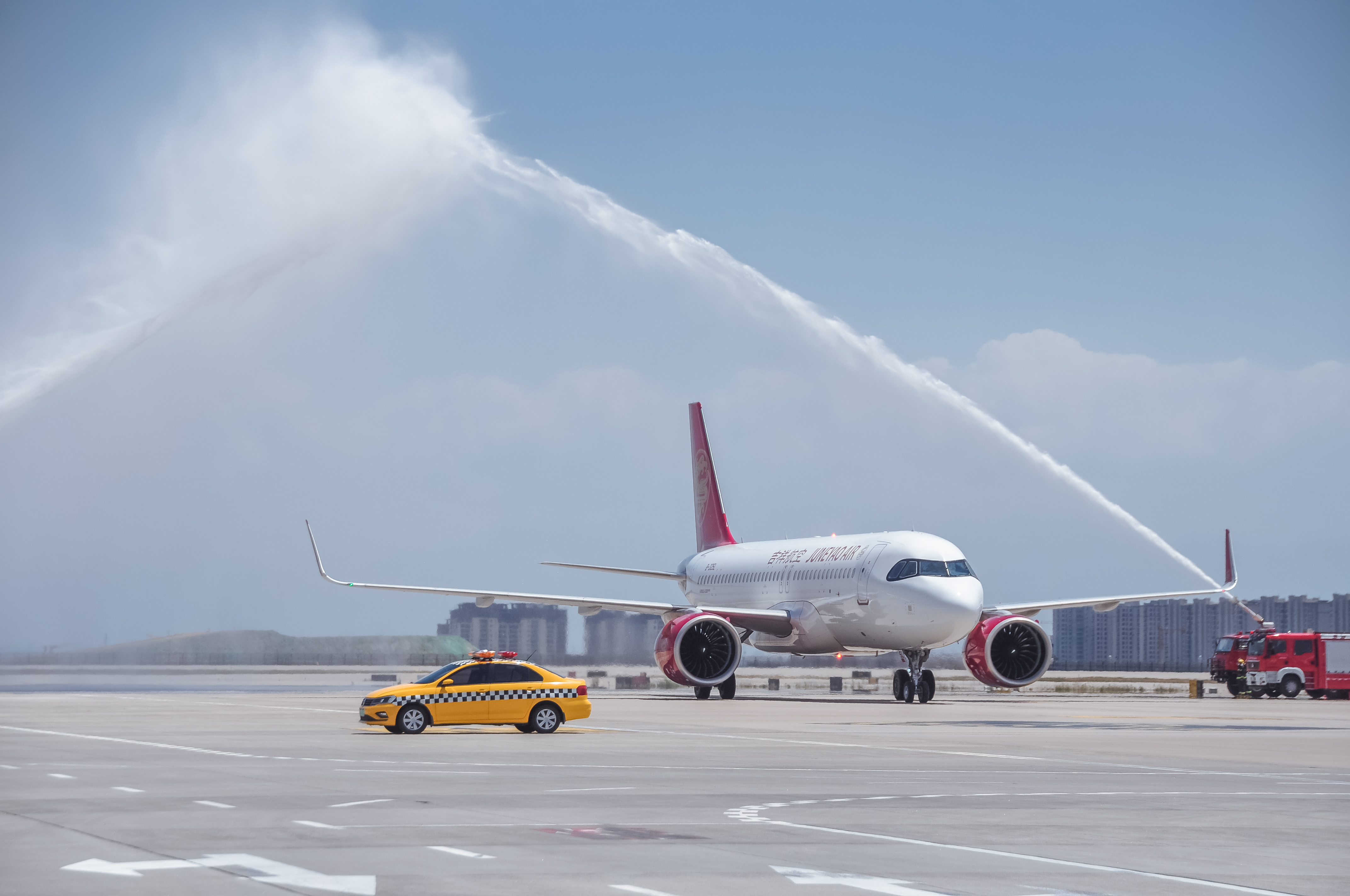 西安机场安排水门仪式欢迎搭载援沪医务人员的吉祥航空航班。