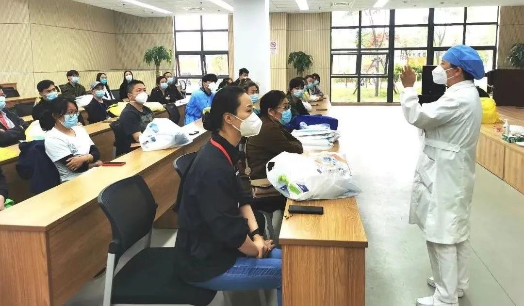 闵行区对招募的核酸采样志愿者进行培训考核。