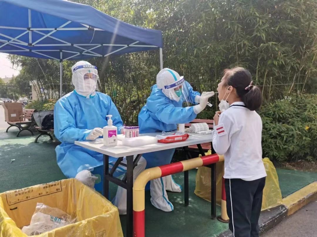 2022年5月16日，上海闵行区招募的首批核酸采样志愿者正式上岗。本文图片均为闵行区 供图