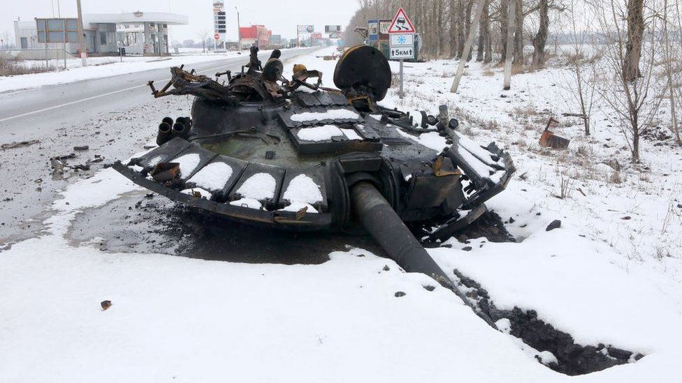 俄乌战场被摧毁的坦克，已经“身首异处”。
