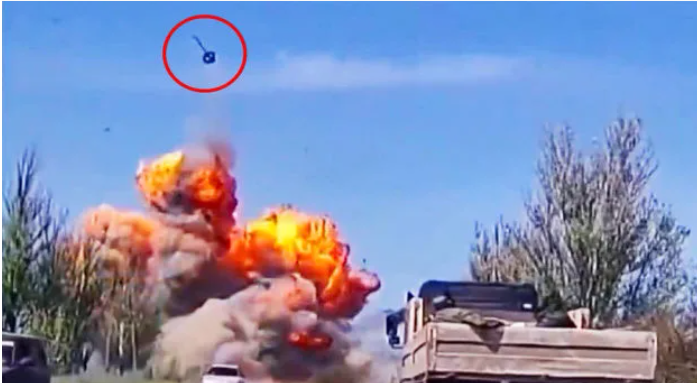 俄乌战场上被击中的T-72坦克，由于发生弹药殉爆，炮塔被炸上天。