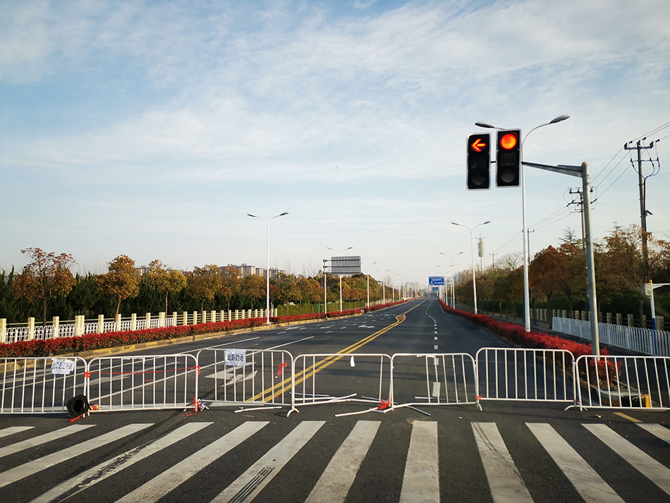 2022年4月2日，上海疫情封控期间，马路上的栅栏拦截了通往各区之间的交通。澎湃影像 图