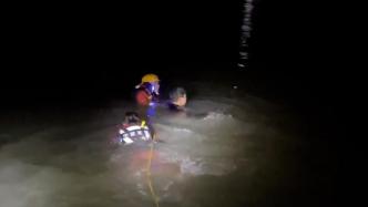 男子酒后坠江被渔网缠住，消防员涉水救回