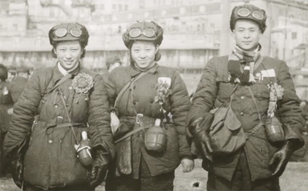 王漫如（左）、莫韵竹（中）和叶鸣（右）在抗美援朝战场上的合影。 本文图片均由受访者提供