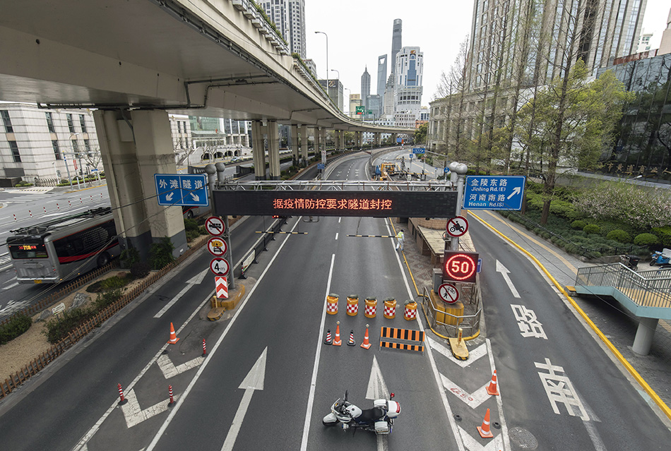 2022年3月28日，上海，通往浦东地区的隧道入口已被封锁。人民视觉 图