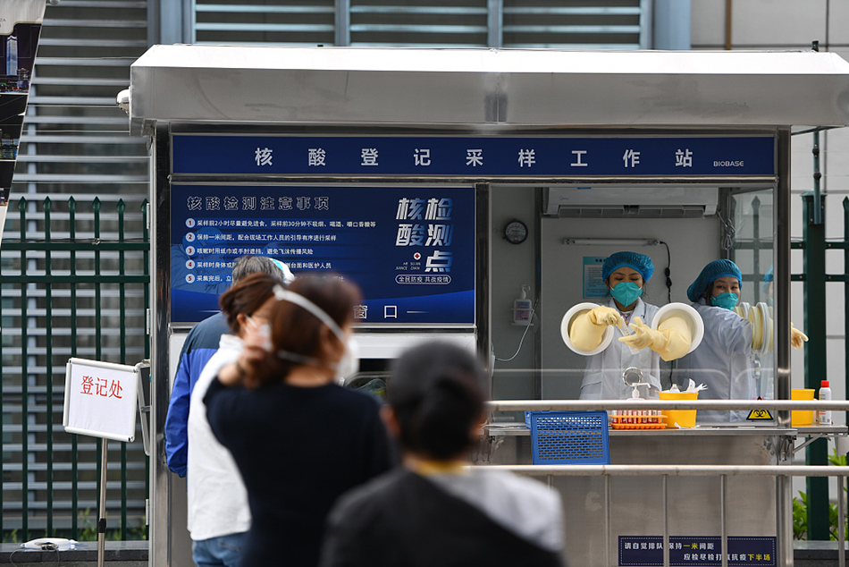 2022年4月27日，上海，北外滩核酸检测便民采样点，市民有序进行核酸采样。人民视觉 图