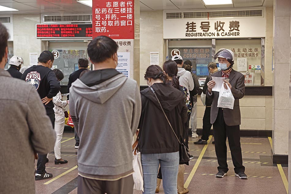 2022年5月3日，市民在上海市同济医院有序排队挂号就医。中新社记者殷立勤/人民视觉 图 