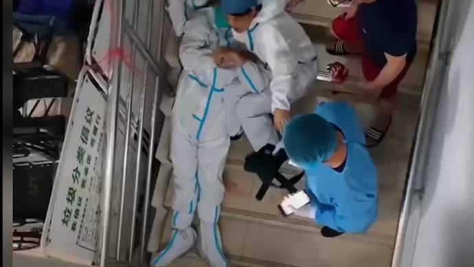 上海宝山抗疫民警在驻守小区昏厥摔倒，醒来仍惦记帮居民配药