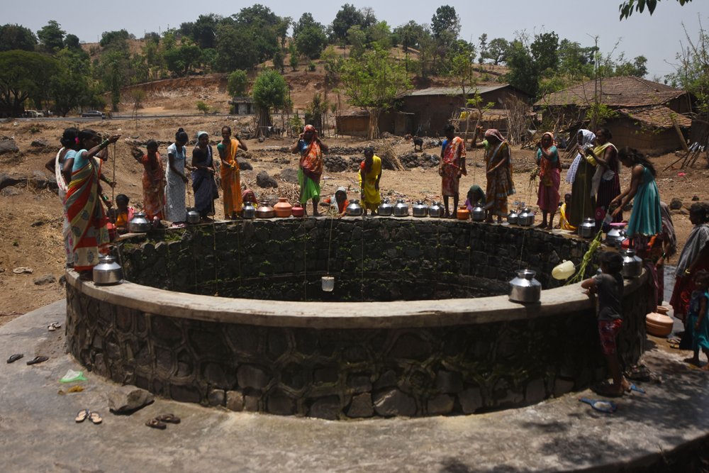 当地时间2022年5月16日报道，印度孟买，受到气温上升的影响，当地许多村庄多年来面临的缺水问题情况恶化，村民聚集在一口干涸的井周围用油罐车打水。