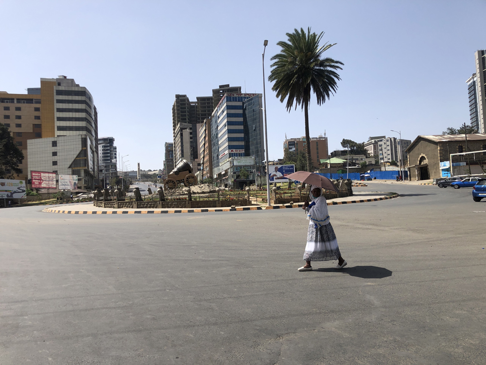 当地时间2022年5月15日，埃塞俄比亚亚的斯亚贝巴 ，“无车日”活动期间，街上一片空荡荡，只有部分人在步行。