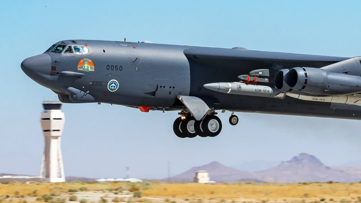 B-52H战略轰炸机携带AGM-183A导弹进行试射。