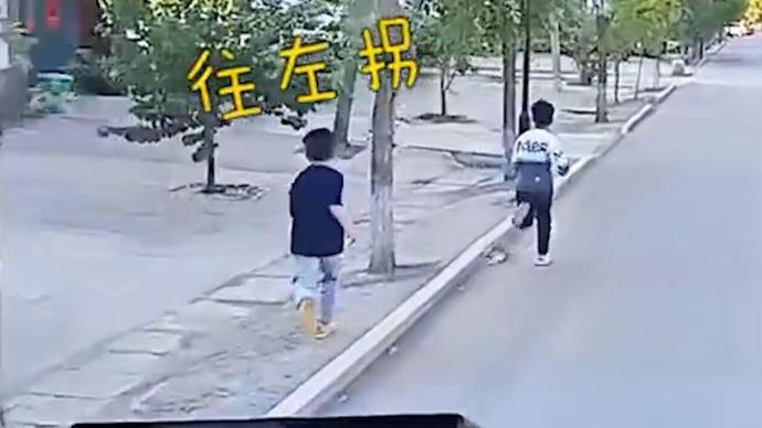3名小学生奔跑200米为消防车带路