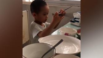 有模有样！4岁男孩拿筷子模仿打架子鼓