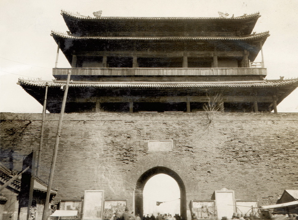 20世纪30年代中国营造学社拍摄的北京西直门，可见其圆券门制。清华大学建筑学院资料室提供