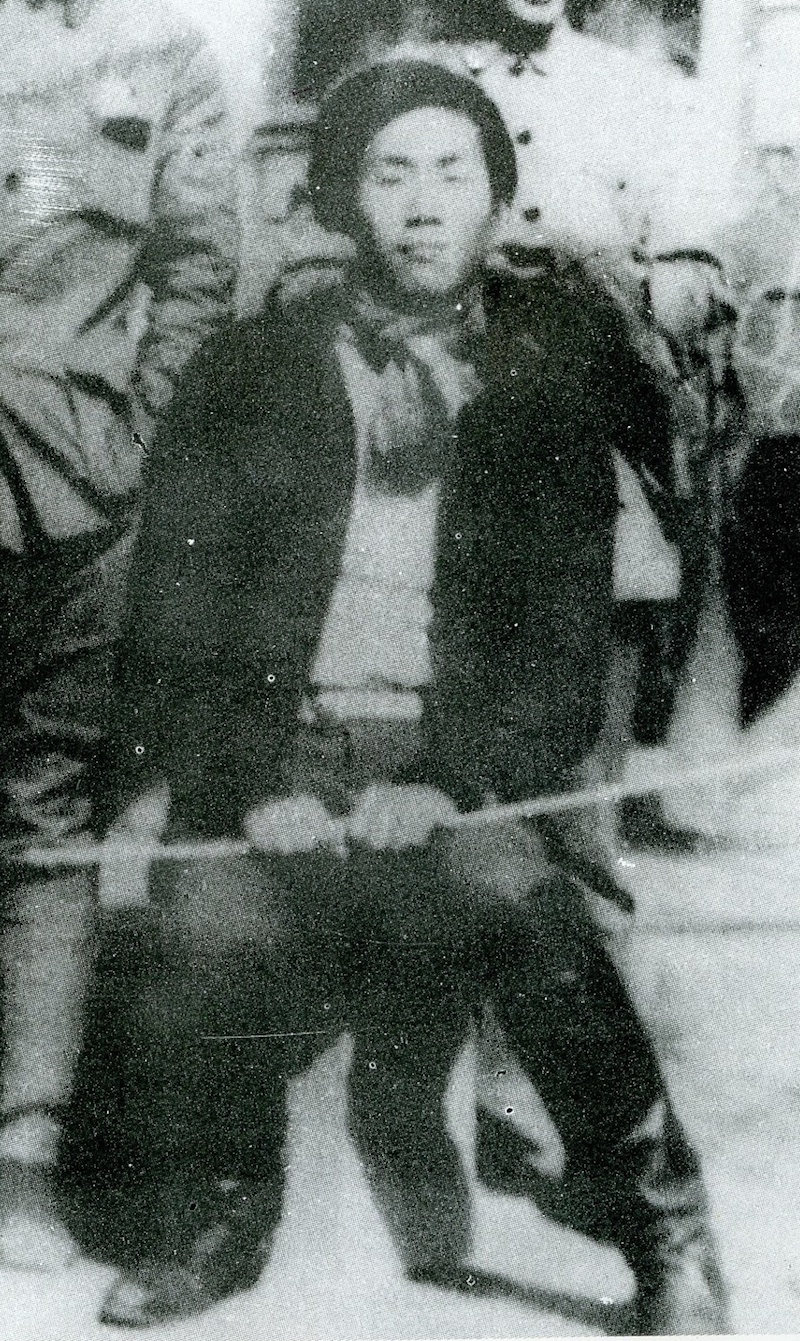 1938年3月端木蕻良在西安，手里拿的是萧红赠给他的小木棍
