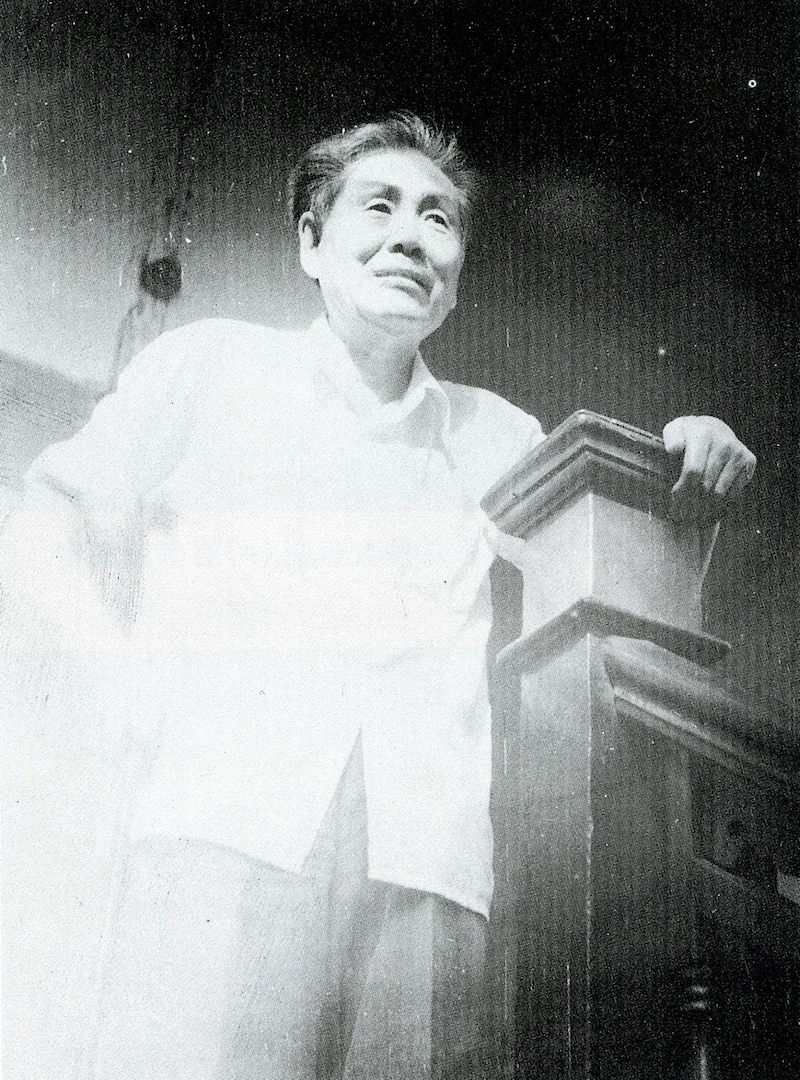 1985年10月，端木蕻良在汉口找到1938年5月他和萧红结婚的大同酒家，登上二楼，感慨万千