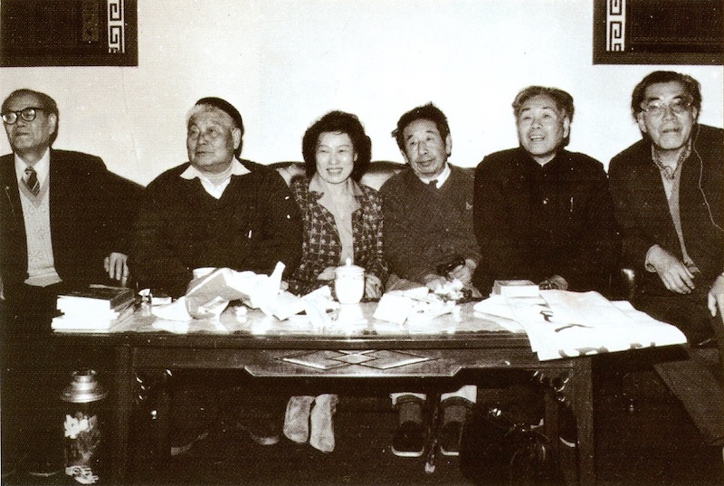难得的东北作家聚会，左二起：萧军、赵淑侠、骆宾基、端木蕻良、雷加，摄于1980年代