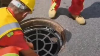 市民拍到西安部分街区给井盖装防护网，城管局：要求再排查