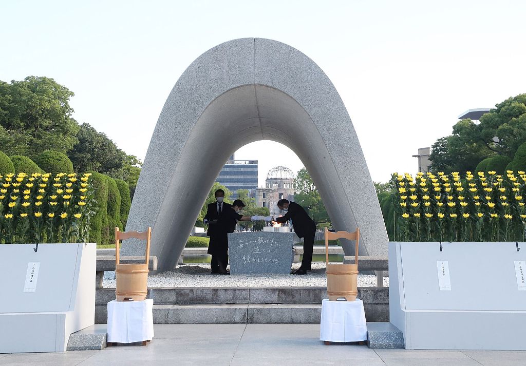 广岛平和纪念公园的核爆死者慰灵碑